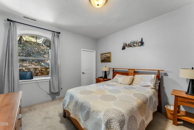 1921 NW Crown Street, Grants Pass, OR 97526