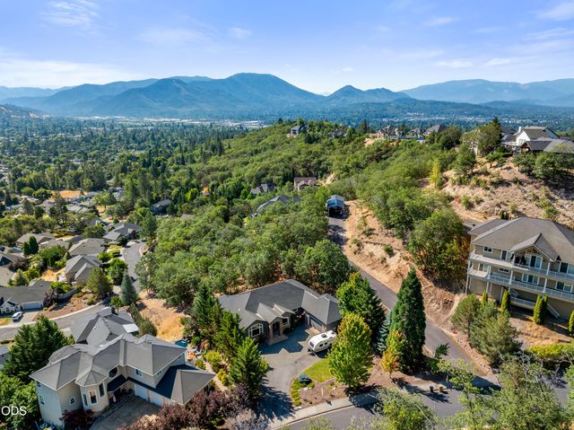 1921 NW Crown Street, Grants Pass, OR 97526
