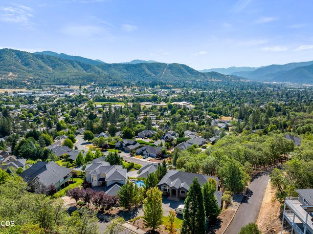 1921 NW Crown Street, Grants Pass, OR 97526
