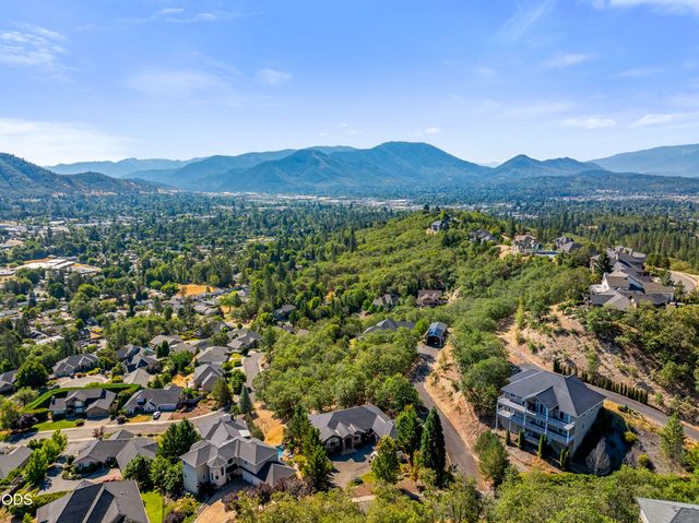 1921 NW Crown Street, Grants Pass, OR 97526