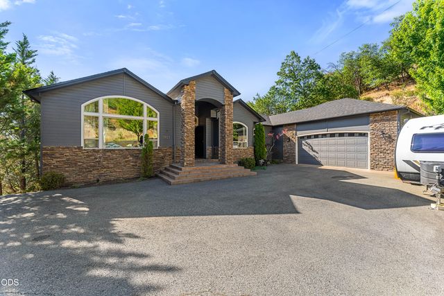 1921 NW Crown Street, Grants Pass, OR 97526