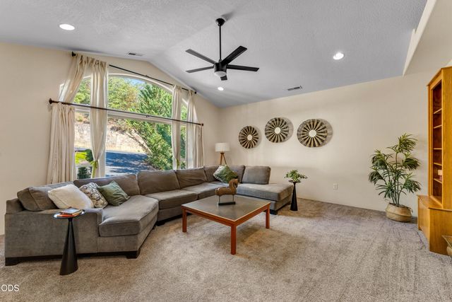 1921 NW Crown Street, Grants Pass, OR 97526