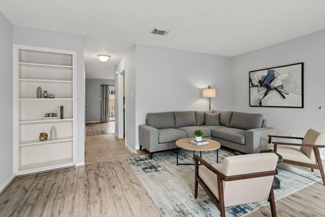 10654 Hazelhurst Drive 28, Houston, TX 77043