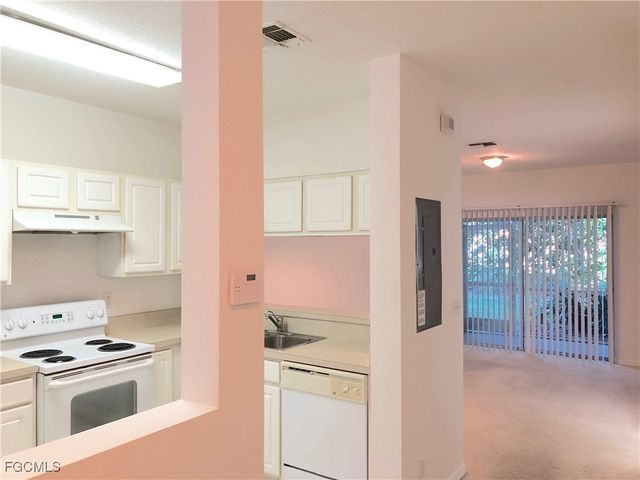 8073 Pacific Beach DR, Fort Myers, FL 33966