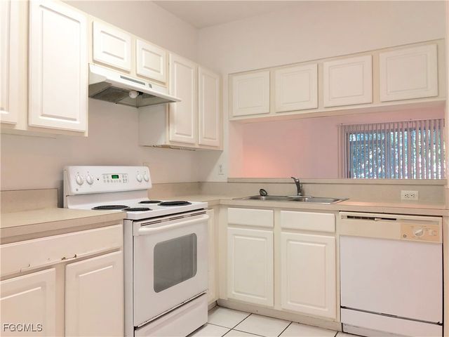 8073 Pacific Beach DR, Fort Myers, FL 33966