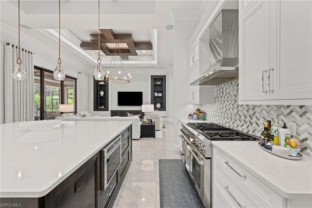 6641 Edgecumbe DR, Naples, FL 34119