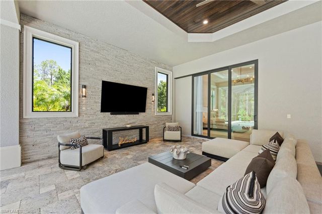 6641 Edgecumbe DR, Naples, FL 34119