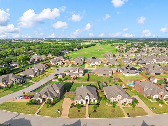 1050 Hesselridge Drive, Hewitt, TX 76643