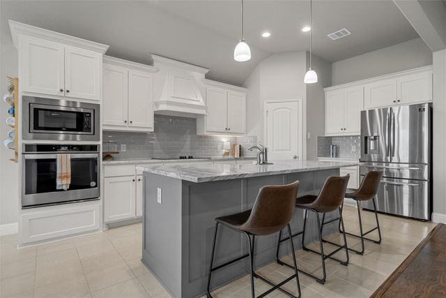 1050 Hesselridge Drive, Hewitt, TX 76643