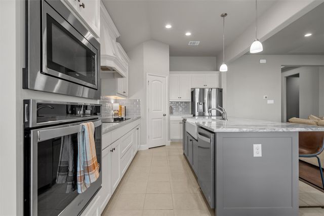 1050 Hesselridge Drive, Hewitt, TX 76643