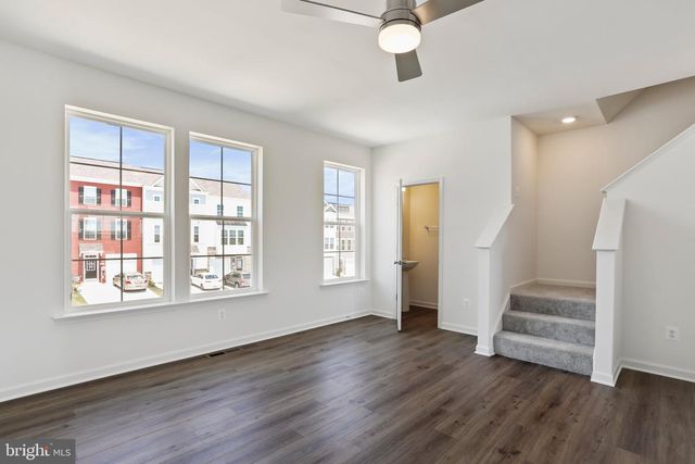 167 CLIFTON MNR, Falling Waters, WV 25419