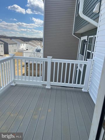 167 CLIFTON MNR, Falling Waters, WV 25419