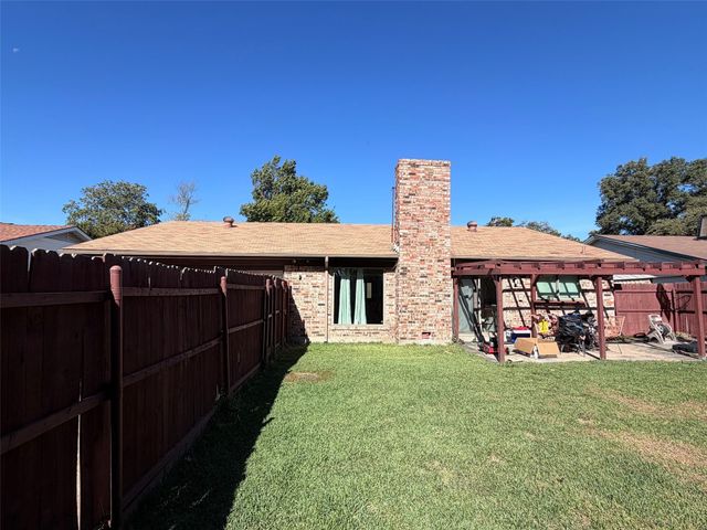 949 Meadowdale Circle, Garland, TX 75043