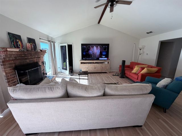 949 Meadowdale Circle, Garland, TX 75043