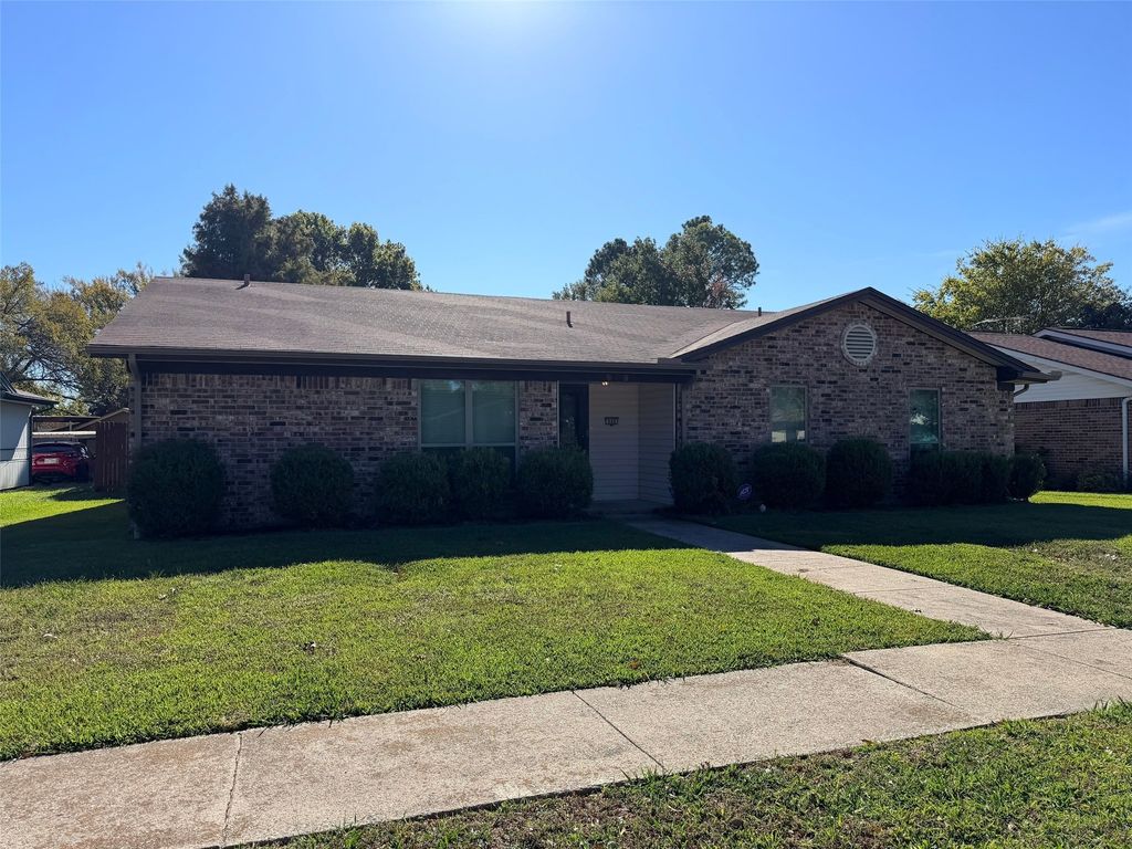 949 Meadowdale Circle, Garland, TX 75043