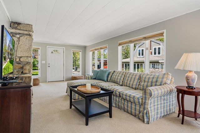 821 Van Slyke DRIVE, Fontana, WI 53125
