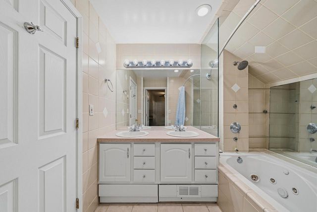 821 Van Slyke DRIVE, Fontana, WI 53125