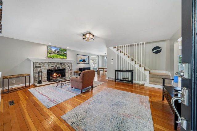 821 Van Slyke DRIVE, Fontana, WI 53125