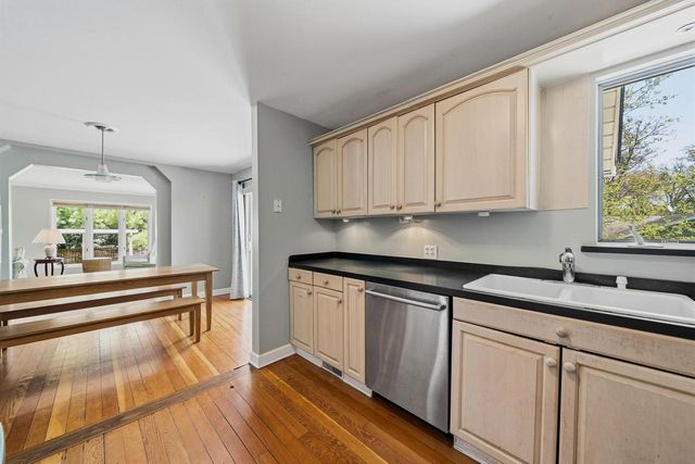 821 Van Slyke DRIVE, Fontana, WI 53125
