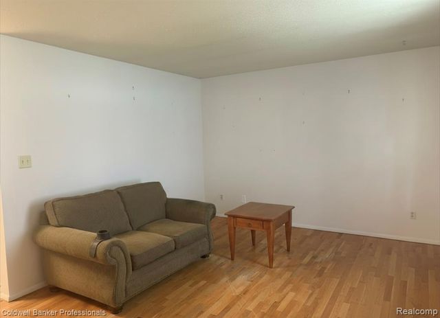 6073 Ballard Dr, Flint, MI 48505