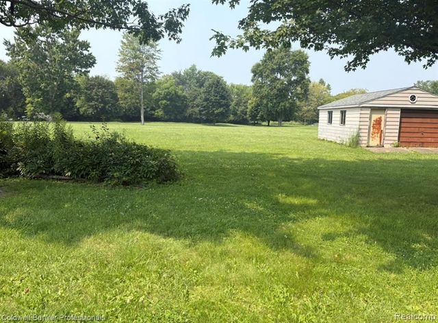 6073 Ballard Dr, Flint, MI 48505