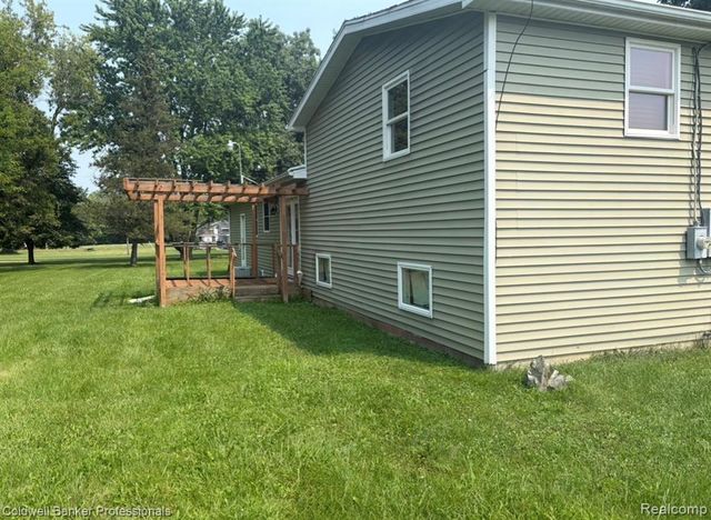 6073 Ballard Dr, Flint, MI 48505