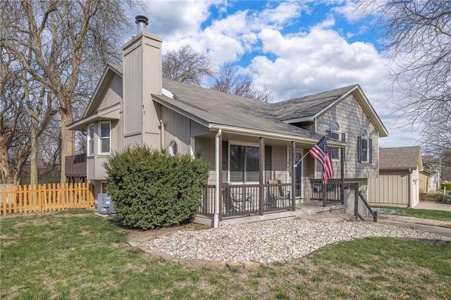 908 NE Bristol Drive, Lee's Summit, MO 64086