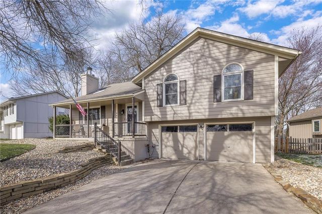 908 NE Bristol Drive, Lee's Summit, MO 64086