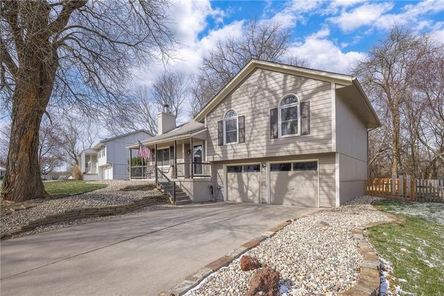 908 NE Bristol Drive, Lee's Summit, MO 64086