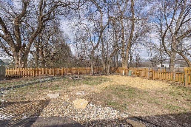 908 NE Bristol Drive, Lee's Summit, MO 64086