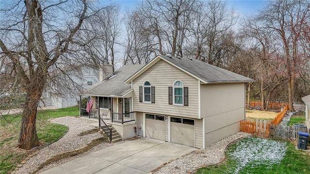 908 NE Bristol Drive, Lee's Summit, MO 64086