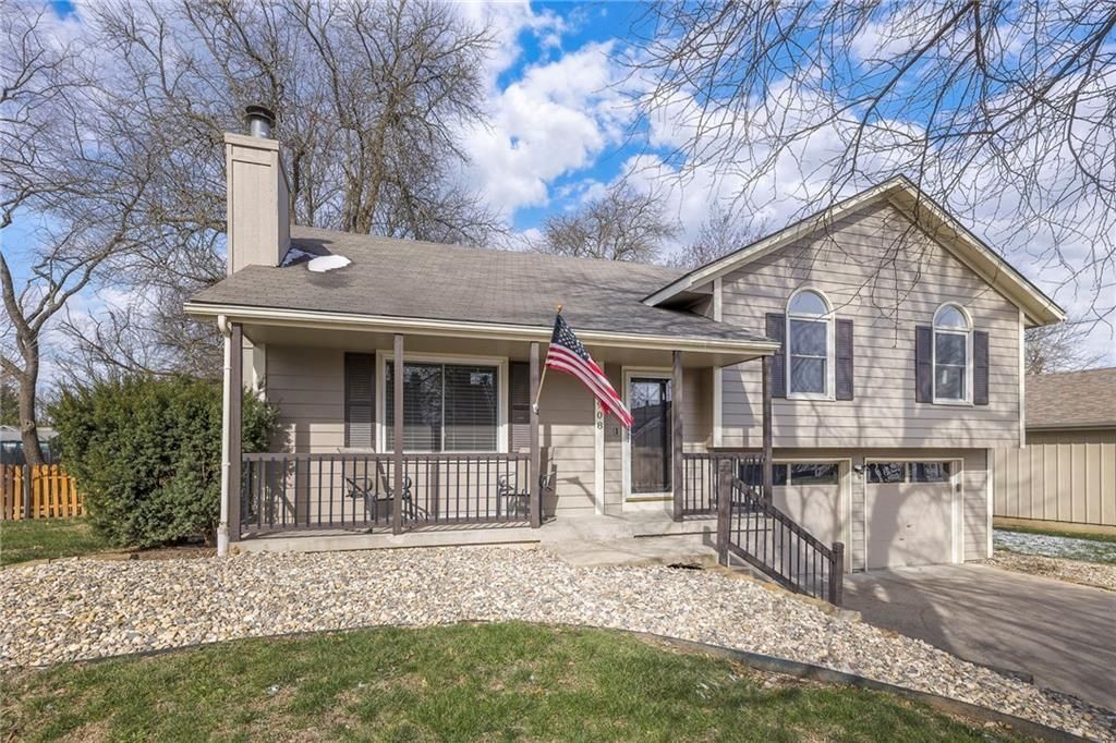 908 NE Bristol Drive, Lee's Summit, MO 64086