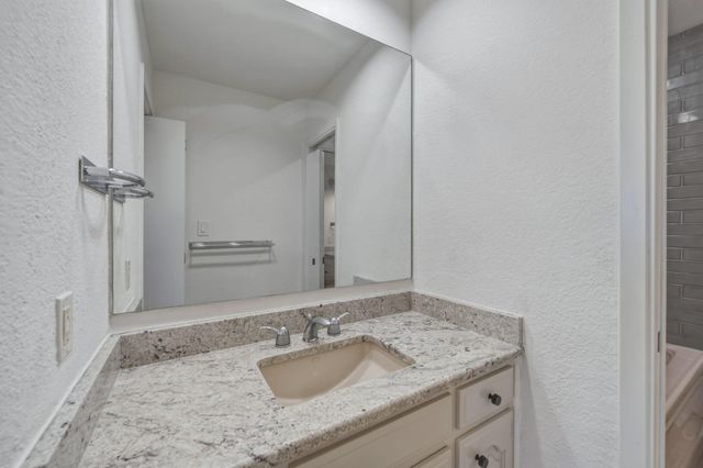 28 Country Oaks DR, Buda, TX 78610