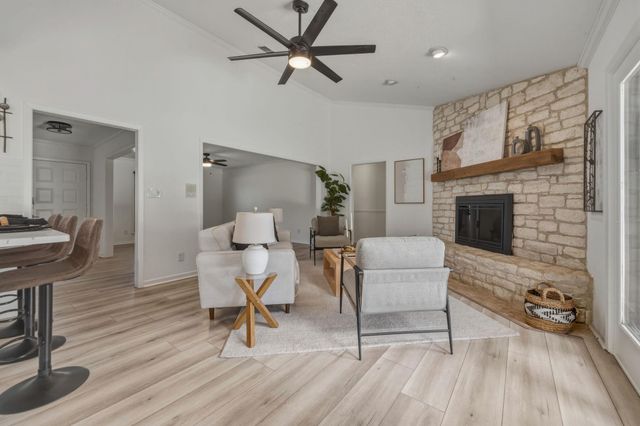 28 Country Oaks DR, Buda, TX 78610