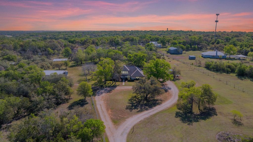 28 Country Oaks DR, Buda, TX 78610