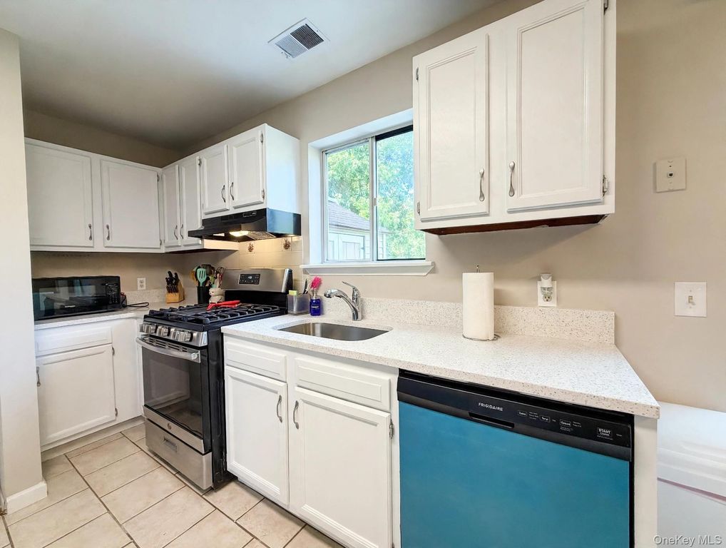 276 Temple Hill Road 706, New Windsor, NY 12553 — photo 5