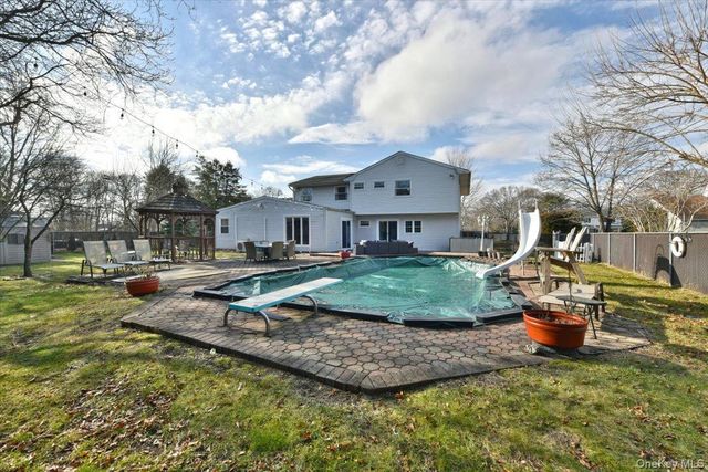 5 Mary Lu Drive, Holtsville, NY 11742