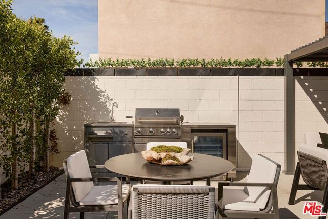 8607 Clifton Way, Beverly Hills, CA 90211