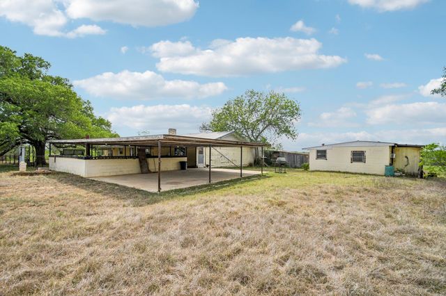 3200 Cattlemens ROW, Lockhart, TX 78644