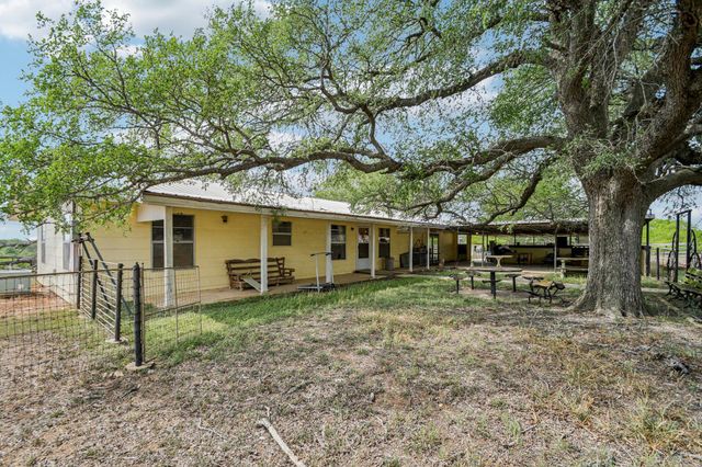 3200 Cattlemens ROW, Lockhart, TX 78644