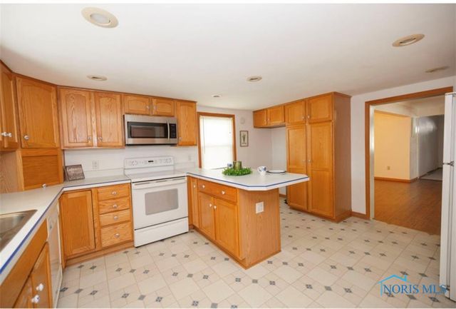 404 E Garfield Avenue, Swanton, OH 43558