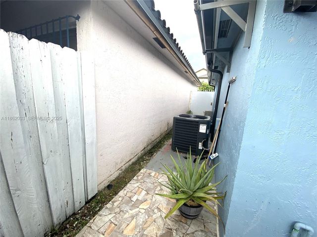 11564 SW 7th St, Sweetwater, FL 33174