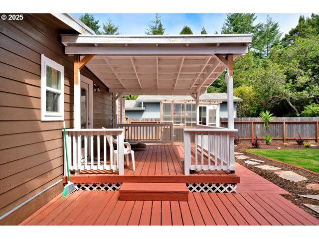 1601 RHODODENDRON Dr 673, Florence, OR 97439