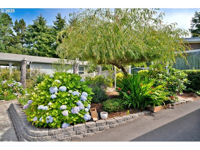 1601 RHODODENDRON Dr 673, Florence, OR 97439
