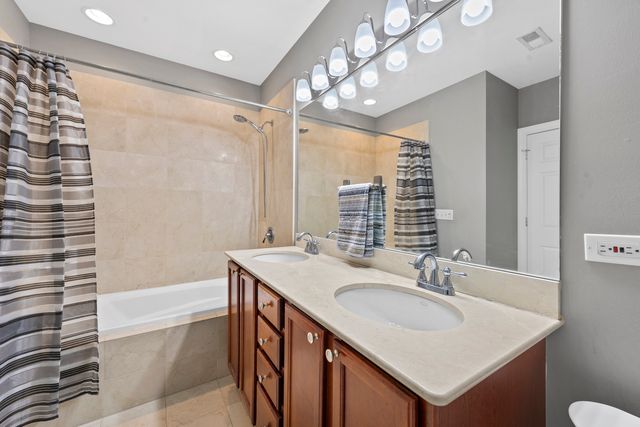 2700 W BELMONT Avenue 402, Chicago, IL 60618