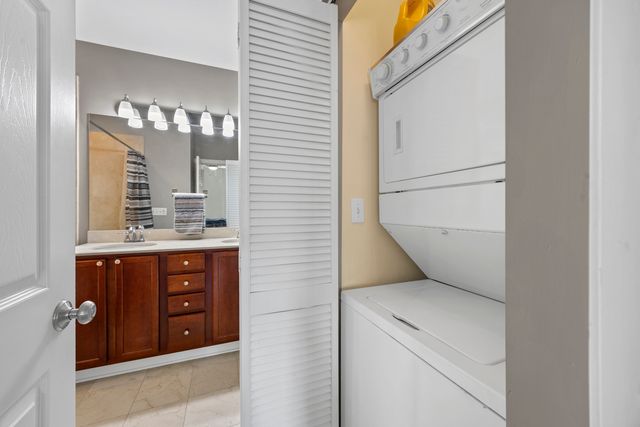 2700 W BELMONT Avenue 402, Chicago, IL 60618