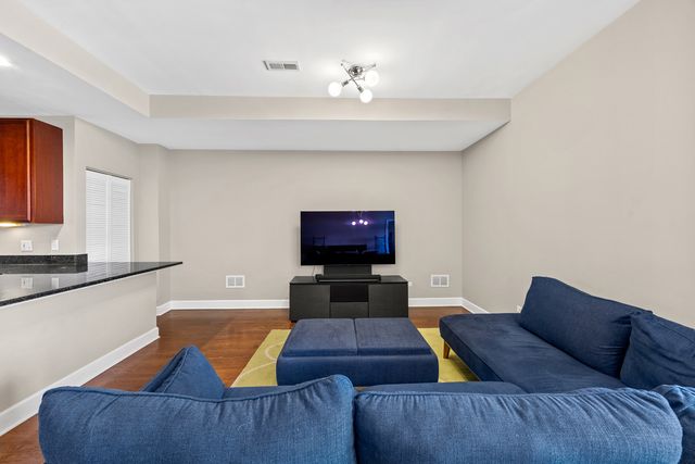 2700 W BELMONT Avenue 402, Chicago, IL 60618