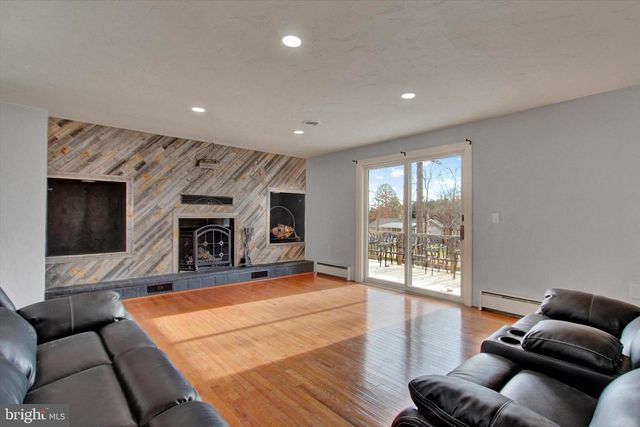 70 LAUREL DR, Hanover, PA 17331