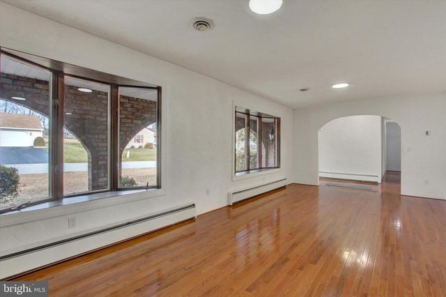 70 LAUREL DR, Hanover, PA 17331