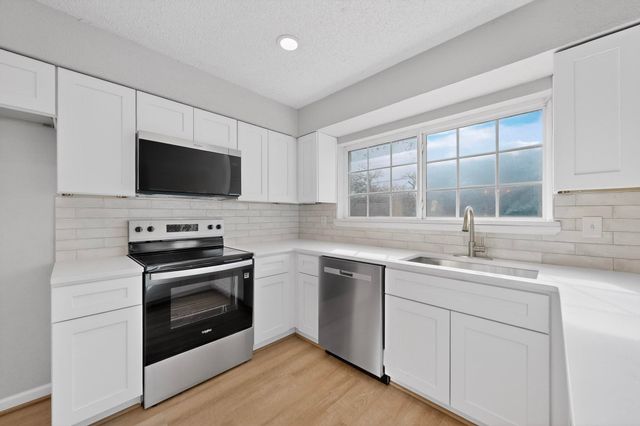 733 Woodcrest Drive, Grand Prairie, TX 75052